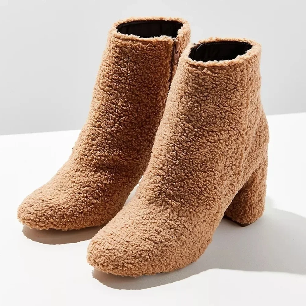 URBAN OUTFITTERS Timber Faux Sherpa Ankle Boots tan women’s size 8.5M